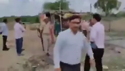 महोबा ब्रेकिंग न्यूज 

SDM का फरमान चढ़ा दो इन पर बुलडोजर।

महोबा जिले के खरेला कस्बे में 33 साल पुराने मकान पर हुई बुलड