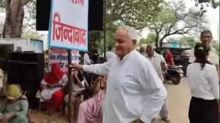 रेवाड़ी: रेवाड़ी में 200 बेड का अस्पताल बनाने की मांग को लेकर धरने पर बैठे लोगों के बीच पहुंचे पूर्व विधायक रणधीर सिंह