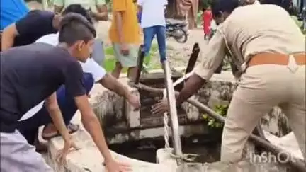 रॉबर्ट्सगंज: चोपन थाना के पास खुले कुवें में गिरा गोवंश, फायर ब्रिगेड ने उसे बाहर निकाला