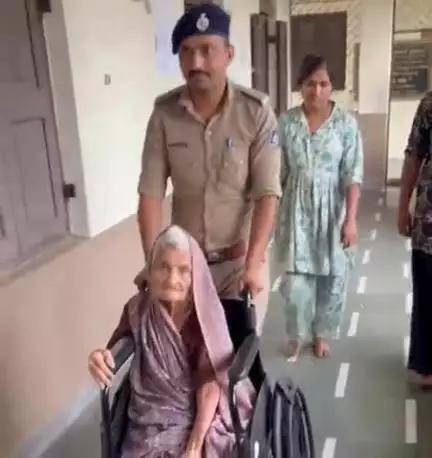 લીલીયા: લીલીયા પોલીસ દ્વારા સલડી ગ્રામ પંચાયતની ચૂંટણી દરમિયાન વૃદ્ધ મતદાતાઓના વહારે ચડી