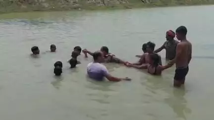 फरेंदा: कुशहा गांव में नहर में डूबने से मजदूर की मौत, ग्रामीणों की मदद से दरोगा ने शव निकाला