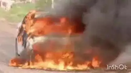 गढ़मुक्तेश्वर: गांव पोपाई के पास चलती कार में लगी भीषण आग, दमकल कर्मियों ने आग पर पाया काबू
