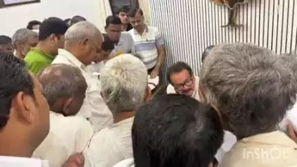 आगरा: केंद्रीय राज्य मंत्री ने साकेत स्थित आवास पर जनता दरबार लगाकर लोगों की समस्याएं सुनीं
