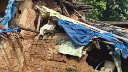 चान्हो: चान्हो में मूसलाधार बारिश से कच्चा मकान गिरा, परिवार बेघर