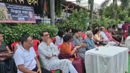মোহনপুর: এসেম্বলি অফ জার্নালিস্টের তরফে বাংলাদেশের রবি ঠাকুরের বাড়ি ভাঙচুরে বিরুদ্ধে প্রতিবাদ জানানো হয় রবীন্দ্রভবন চত্বরে