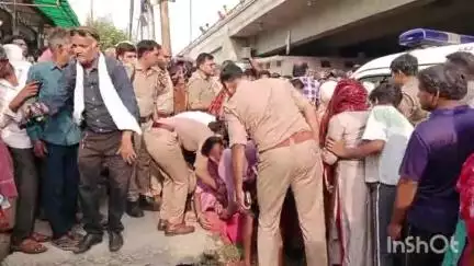 हापुड़: शिव नगर में महिला की ज्वलनशील पदार्थ से आग लगाकर हत्या करने वाले आरोपियों की गिरफ्तारी की मांग को लेकर किया गया प्रदर्शन
