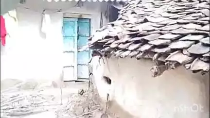 त्योंथर: सोहर्वा में गरीबों को नहीं मिल रहा प्रधानमंत्री आवास, ग्रामीणों का आरोप- पक्के घर वालों को मिल रहा है