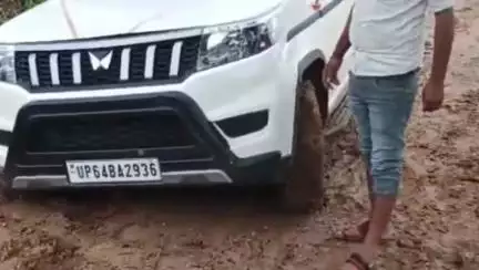 सिंगरौली: मजौना पलथा टोला: जल निगम की गाड़ी कीचड़ में फंसी, ठेकेदार ने सड़क में खोदा गड्ढा