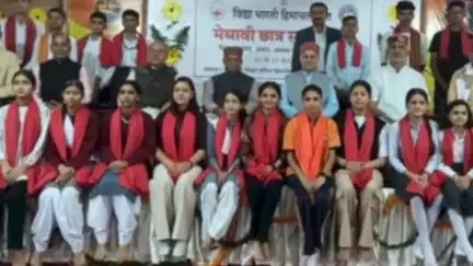 कमरऊ: एस. वी. एम. हाई स्कूल कमरऊ की 2 छात्राओं को राज्यपाल ने मेधावी छात्र सम्मान से किया सम्मानित