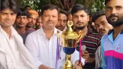 बनमा इटहरी: सुगमा गांव में क्रिकेट टूर्नामेंट का आयोजन, मुरली टीम ने जीती बाजी