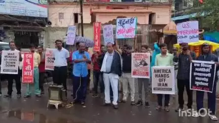 गुना नगर: ईरान पर हमले के विरोध में जय स्तंभ चौराहे पर एसयूसीआई का प्रदर्शन, अमेरिका-इजरायल के खिलाफ नारेबाजी