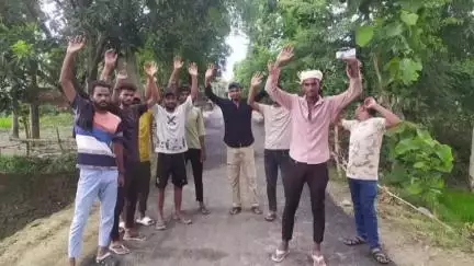 महाराजगंज: ग्राम सभा सोनकटिया में सड़क निर्माण की गुणवत्ता पर उठे सवाल, ग्रामीणों ने की जांच की मांग