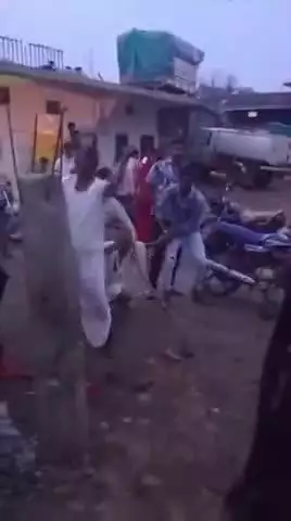 इछावर: रेहटी थाना के अंबा बढ़ गांव में दो पक्षों में जमकर चले लाठी-डंडे, वीडियो वायरल
