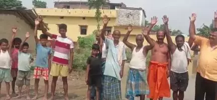 पताही: गोनाही से ग़म्हरिया सड़क पर जलजमाव को लेकर ग्रामीणों ने किया विरोध प्रदर्शन #jansamasya