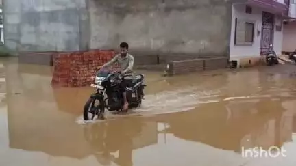 गुना नगर: वार्ड 29 गोविंद गार्डन में नाला बंद होने से तालाब बनी कॉलोनी, आधा सैकड़ा मकानो में घुसा पानी #jansamasya