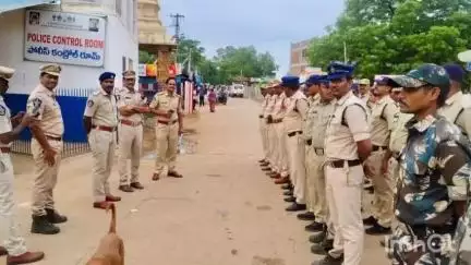 ఆళ్లగడ్డ నియోజకవర్గం అహోబిలం గ్రామంలో కార్డెన్ సర్చ్ నిర్వహించిన, DSP ప్రమోద్ కుమార్