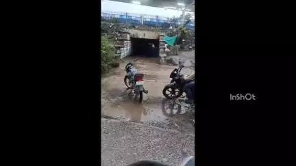 होशंगाबाद नगर: ग्वाल टोली की रेलवे पुलिया में भरा बारिश का पानी, जान जोखिम में डालकर वाहन निकाल रहे लोग