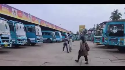 വടകര: പൊട്ടിപ്പൊളിഞ്ഞ റോഡിന് പരിഹാരം വേണം, വടകരയിലെ രണ്ടു റൂട്ടിലേക്കുള്ള സ്വകാര്യ ബസുകൾ നാളെ പണിമുടക്ക് പ്രഖ്യാപിച്ചു