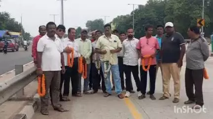घाटशिला: कांग्रेस कार्यकर्ताओं ने फुलडुंगरी में कांग्रेस प्रदेश अध्यक्ष केशव महतो कमलेश का जोरदार स्वागत किया
