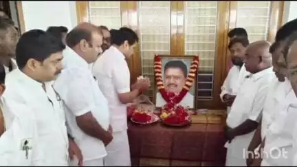அன்னூர்: அன்னூரில் உயிரிழந்த சட்டமன்ற உறுப்பினர் அமுல் கந்தசாமி வீட்டில் அவரது உருவப்படத்திற்கு முன்னாள் அமைச்சர் செந்தில் பாலாஜி அஞ்சலி