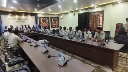 सिमडेगा: एसपी ने कार्यालय में जिले की ट्रैफिक व्यवस्था को लेकर पुलिस अधिकारियों के साथ की समीक्षा