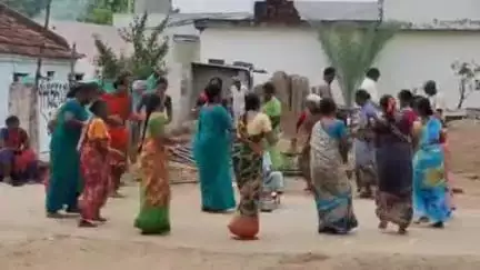 మహబూబాబాద్: వర్షాలు కురవాలని ఉప్పరపల్లి గ్రామంలో కోలాటపాటలతో నృత్యాలు చేస్తూ వరుణ దేవుడిని వేడుకున్న మహిళలు