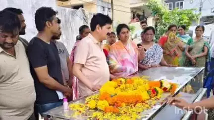 భద్రాచలం: పట్టణంలో మృతి చెందిన కుటుంబ సభ్యులను కలిసి పరామర్శించిన ఎమ్మెల్యే తెల్ల వెంకటరావు