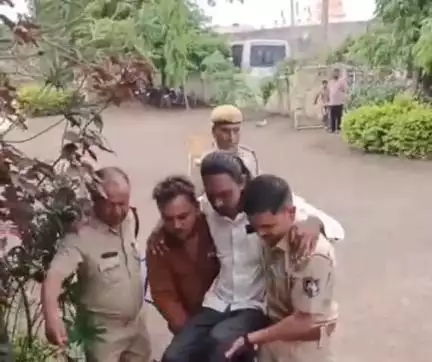 સાવરકુંડલા: શહેરની રૂરલ પોલીસ દ્વારા દિવ્યાંગ તથા વયોવૃદ્ધ મતદાતાઓને મતદાન કેન્દ્ર સુધી પહોંચાડી કરાવ્યું મતદાન