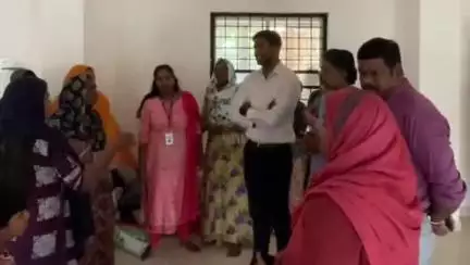 ചാവക്കാട്: മഴക്കെടുതി, കടപ്പുറം സൈക്ലോൺ ഷെൽട്ടർ ഹോമിൽ കഴിയുന്നവരെ ജില്ലാ കളക്ടർ സന്ദർശിച്ചു