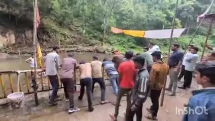 पुष्पराजगढ़: अमरकंटक दूध धारा में महंत ने भाजपा जिला अध्यक्ष हीरा सिंह श्याम को स्नान करने से रोका, हुआ हंगामा