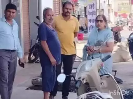 धमतरी: पोस्ट ऑफिस वार्ड में निगम के कर्मचारियों द्वारा चलाया गया सफाई अभियान, अधिकारी और पार्षद भी रहे उपस्थित