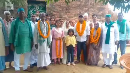 चुनार: वन इमलिया गांव पहुंचकर भारतीय किसान यूनियन ने बीएड प्रवेश परीक्षा के टॉपर सूरज पटेल को किया सम्मानित