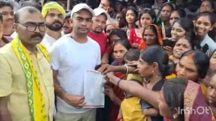 मांडू: टाइगर जयराम महतो ने 13माइल बड़का गांव एनटीपीसी बरवाडीह में अनिश्चितकालीन धरने का समर्थन किया