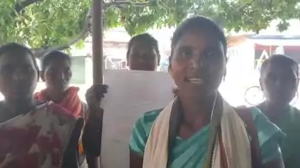 बोलबा: रेंगारबहार की महिलाओं ने कूप निर्माण के बकाया राशि की मांग को लेकर बीडीओ को ज्ञापन सौंपा