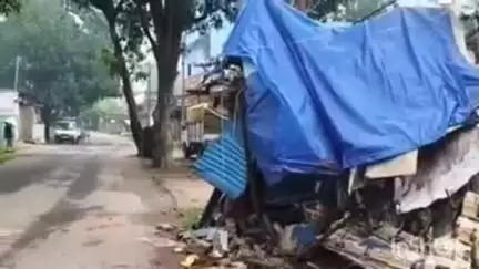 पुष्पराजगढ़: अटल चौपाटी के पास वाहन की टक्कर से दुकान क्षतिग्रस्त