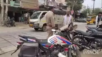 हापुड़: बाबूगढ़ मेन चौराहे पर बाइक और डंपर की भिड़ंत, बाइक सवार गंभीर रूप से घायल