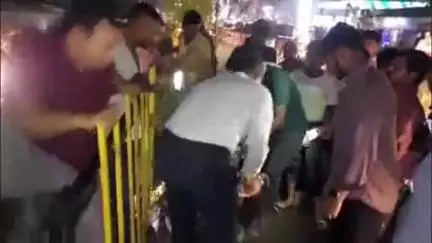 फिरोज़ाबाद: जिला अस्पताल के पास हाइवे पर अज्ञात वाहन की टक्कर से बाइक डिवाइडर से टकराई