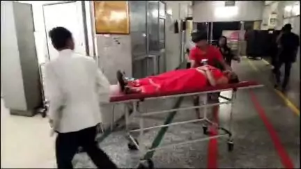 इटावा: बकेवर इलाके के नेशनल हाइवे पर अज्ञात वाहन की टक्कर से पिता-पुत्री गंभीर रूप से घायल, अस्पताल में इलाज जारी है