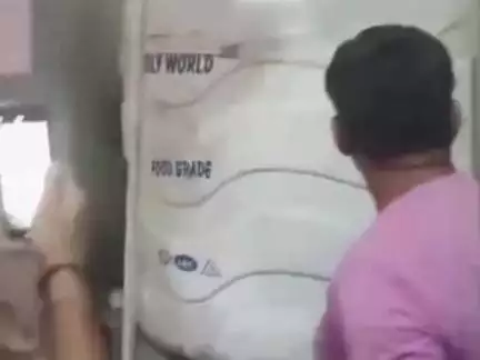 धनौरा: गजरौला शहर में असलम चक्की पर खाद्य विभाग की टीम ने की छापेमारी, मिलावटी सरसों का तेल मिला, सैंपल जांच के लिए भेजा गया