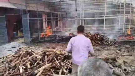 गढ़मुक्तेश्वर: नाजिम कॉलोनी में सेवई के गोदाम में अज्ञात कारणों से लगी भीषण आग, गोदाम मालिक को लाखों रुपए का हुआ नुकसान