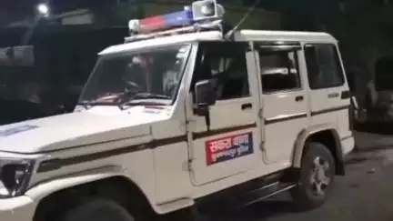 सकरा: हसनपुर बंगाही गांव से पुलिस ने 110 बोतल विदेशी शराब बरामद की, मौके से दो सगे भाई गिरफ्तार