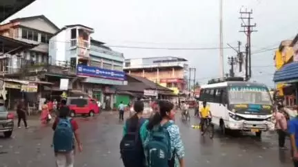 কুমারগ্রাম: কামাখ্যাগুড়িতে দখল হয়ে রয়েছে ফুটপাত, পথ চলাচলে সমস্যায় পড়ছেন সাধারণ মানুষ #jansamasya