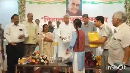 आगरा: राजस्थान के पूर्व मुख्यमंत्री अशोक गहलोत आगरा पहुंचे, बीडी जैन कन्या महाविद्यालय में कार्यक्रम में हुए शामिल