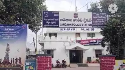 జనగాం: అప్పుల బాధ భరించలేక ,ఉరివేసుకొని షామీర్పేటకు చెందిన భాస్కర్ అనే వ్యక్తి ఆత్మహత్య