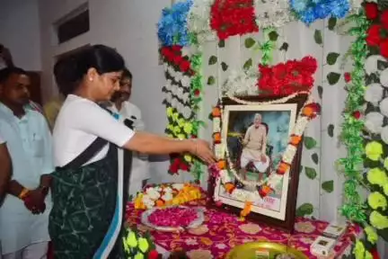मिर्जामुराद में केंद्रीय मंत्री अनुप्रिया पटेल ने लोकबंधु राज नारायण के जेष्ठ पुत्र के निधन पर श्रद्धांजलि दी