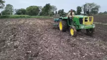सारंगपुर: सारंगपुर में मानसून की दस्तक के बाद बोवनी में जुटे किसान, 90 दिन वाली फसल बोने में दिखा रहे रुचि