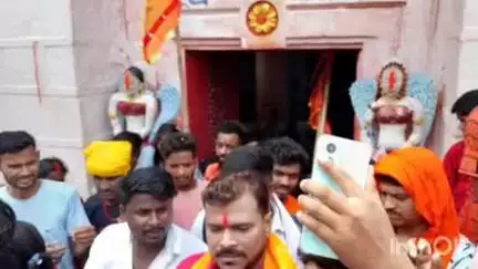 मदनपुर: भोजपुरी गायक प्रमोद प्रेमी ने उमगा पहाड़ पर भक्ति गीतों की शूटिंग की