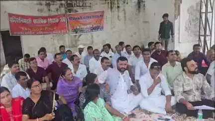 हाजीपुर: हाजीपुर के वैशाली कला मंच पर परिवर्तनकारी प्रारंभिक शिक्षक संघ ने मांगों को लेकर किया धरना प्रदर्शन