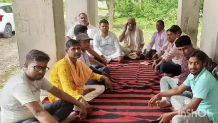 टुंडी: टुंडी के डाक बंगला परिसर में भाजपा कार्यकर्ताओं ने की बैठक
