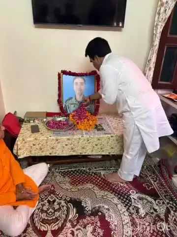 महवा: महुआ विधायक मृतक पायलट के घर पहुंचे, केदारनाथ हेलीकॉप्टर हादसे में हुई थी मौत